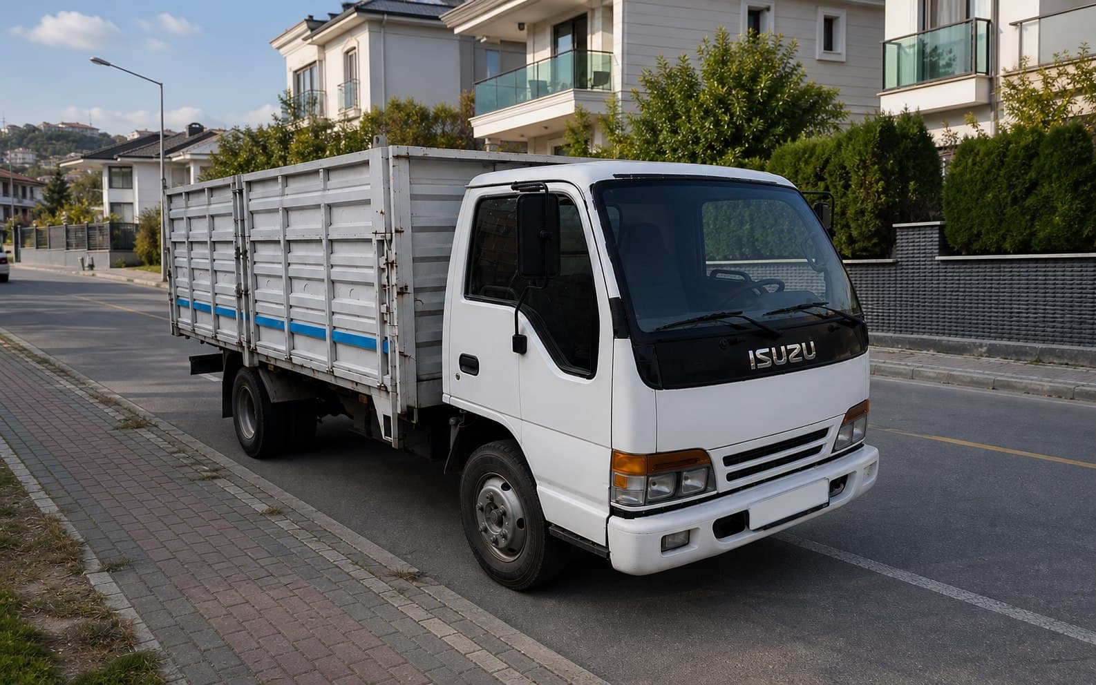 Deniz 7 Nakliyat kamyoneti Kocaeli'de bir mahalle sokağında
